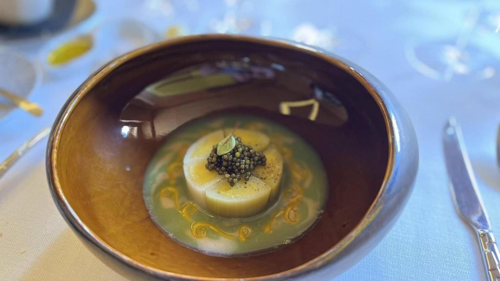 Puerro tostado con caviar en A'Barra