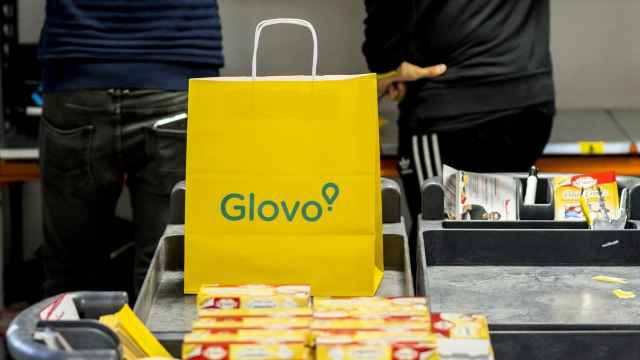 Una bolsa con logotipo de Glovo en un supermercado.