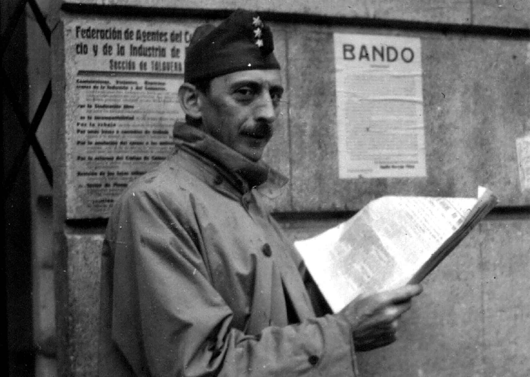 Gonzalo de Aguilera, frente a la oficina de prensa de Talavera, en 1936.