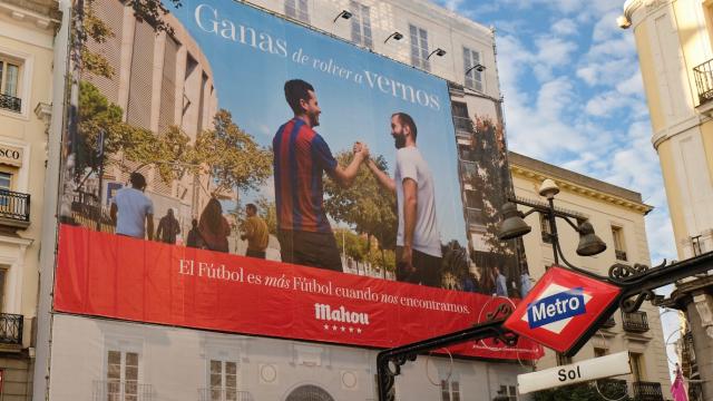 Lona de Mahou de El Clásico en la Puerta del Sol