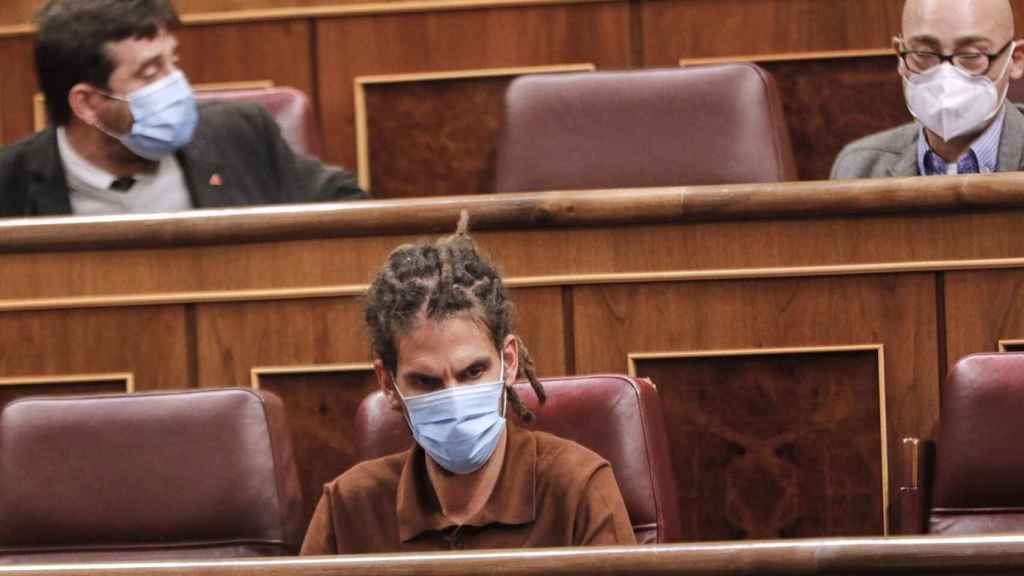El diputado de Unidas Podemos, Alberto Rodríguez, sentado en su escaño del Congreso. EP