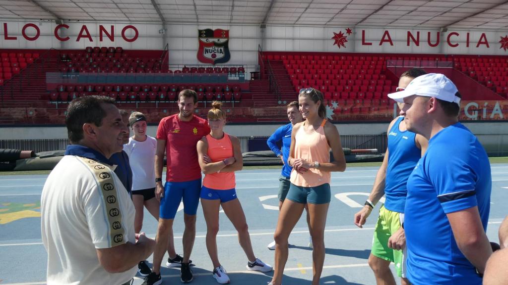 Cano conversa con la selección lituana de atletismo, que ha entrenado en varias ocasiones en La Nucía.