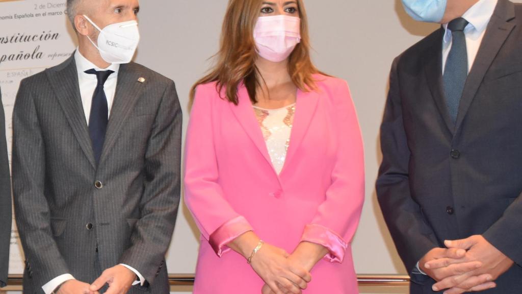 La nueva delegada Virgina Barcones charla con el anterior, Javier Izquierdo, y el ministro Grande-Marlaska