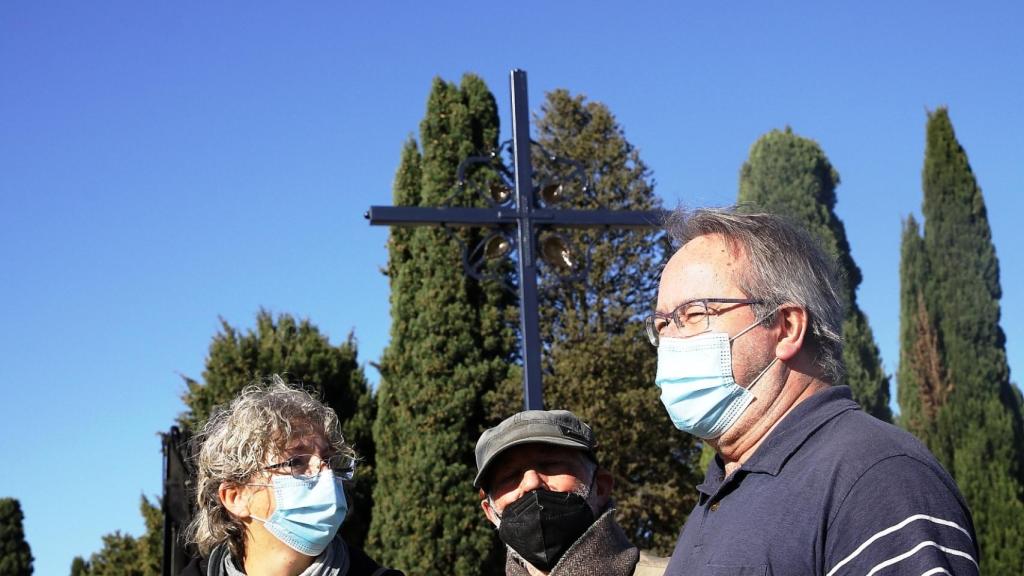 Un momento de la instalación de la nueva cruz del Cementerio de San Atilano creada por Coomonte
