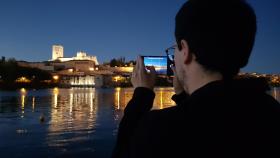 Un joven fotografía la Catedral de Zamora desde la playa de los Pelambres