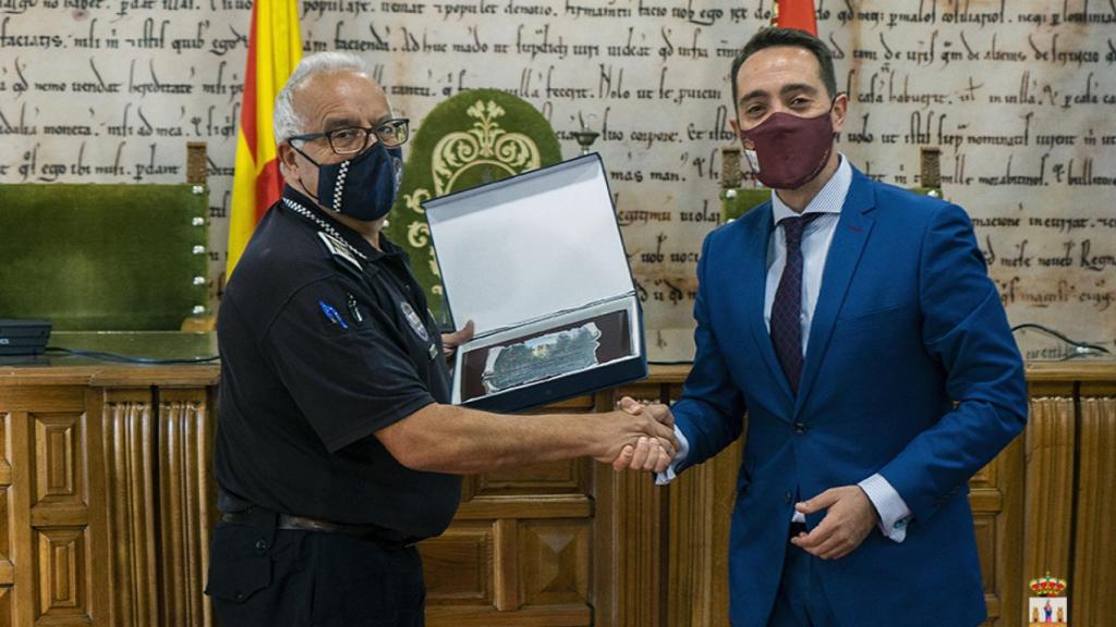 Benavente conmemora los 30 años de servicio del jefe de la Policía en su último día de servicio