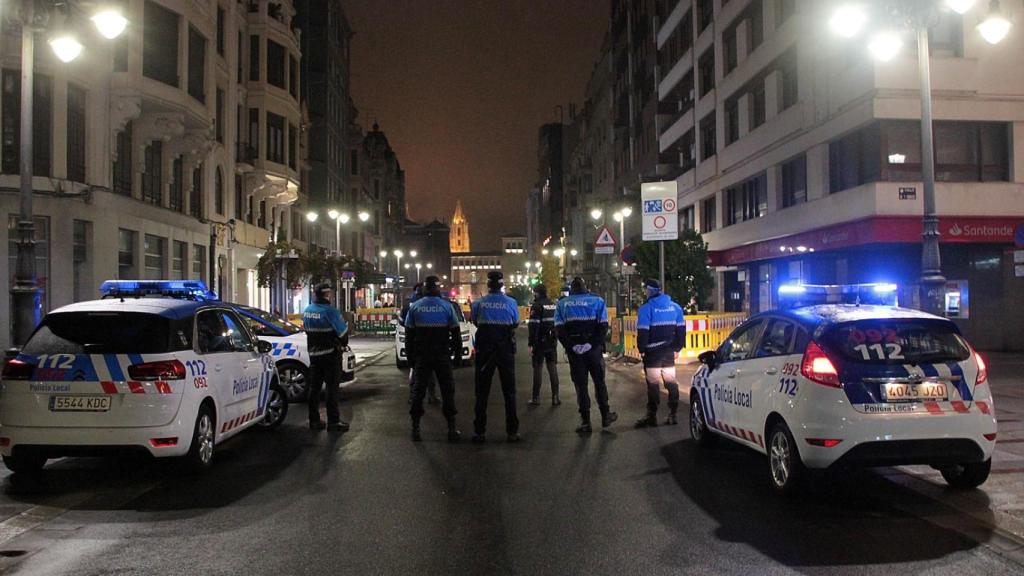 Imagen de archivo de varias patrullas de Policía Local en las calles de León