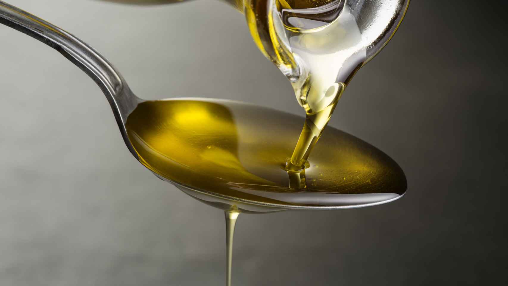 El truco de la cucharada de aceite de oliva en ayunas para ir al baño:  ¿mito o realidad?