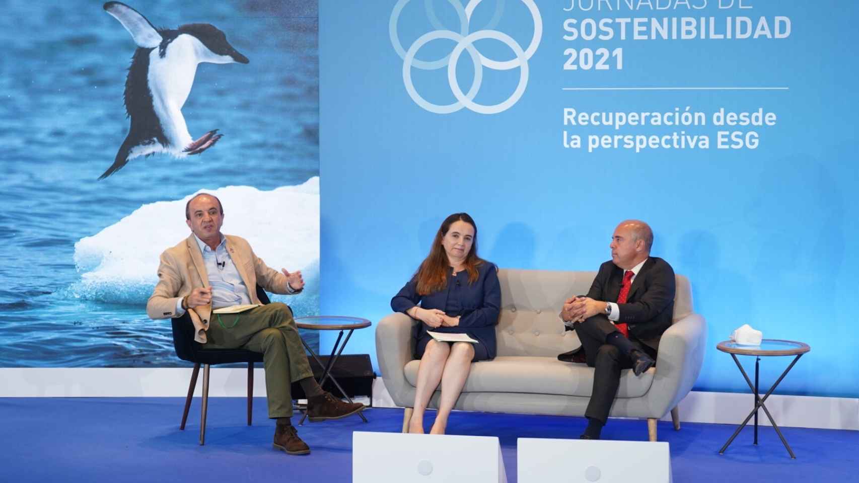 De izq. a dcha., José Luis Gallego, divulgador ambiental; Grethel Aguilar, directora general adjunta de la UICN, y Jaime de Jaráiz, presidente y CEO de LG Electronics Iberia.