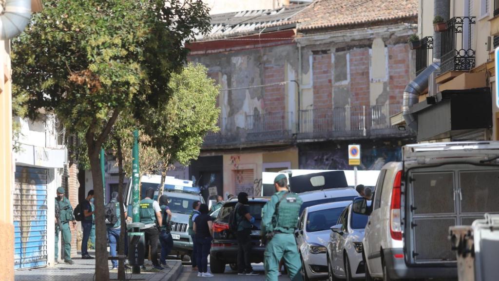 Varios agentes de la Guardia Civil, en el barrio de Lagunillas, en Málaga.