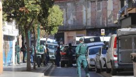 Varios agentes de la Guardia Civil, en el barrio de Lagunillas, en Málaga.