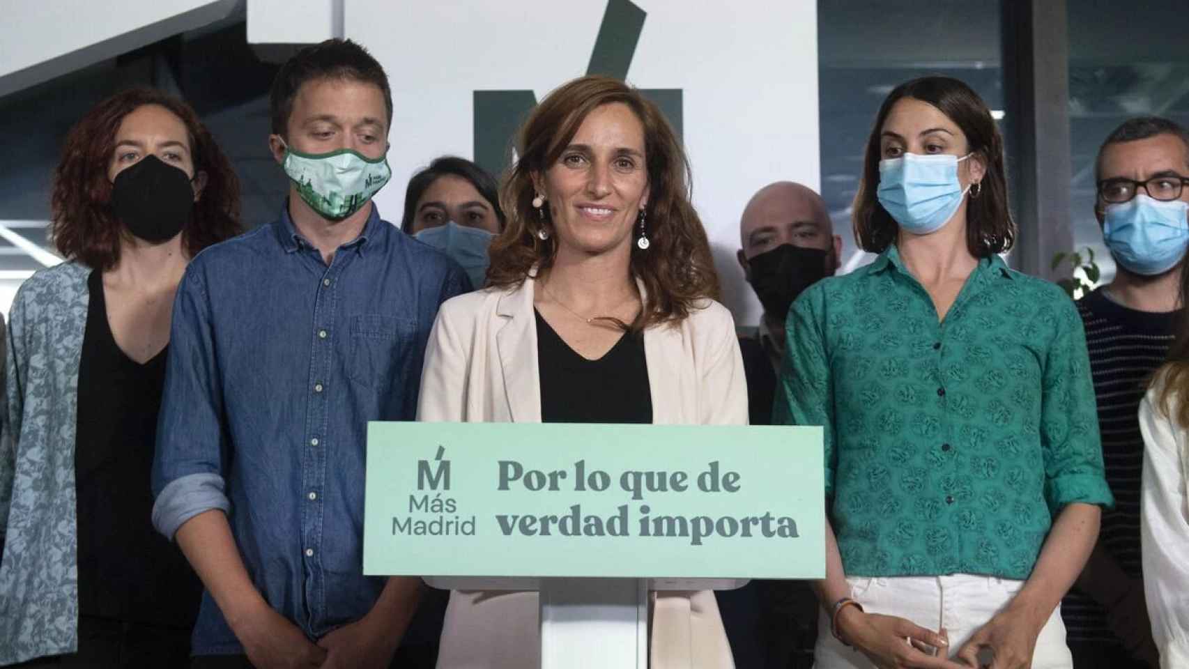 Mónica García, acompañada de Íñigo Errejón y Rita Maestre, celebra los resultados obtenidos el pasado 4 de mayo.