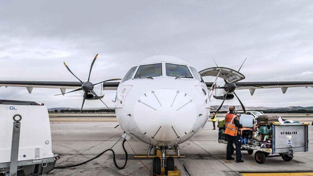 Imagen de un avión en la pista.