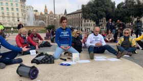 Sonia  Vescovacci dirigiendo un ritual durante una concentración de 'Policías por la Libertad' en Barcelona.