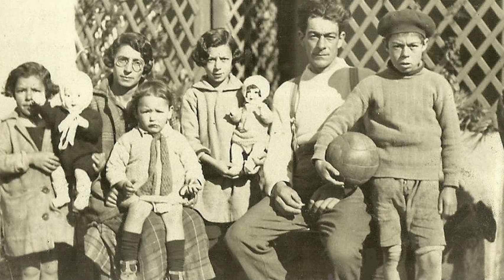 Arias con parte de su familia y el pequeño Guevara con el balón.