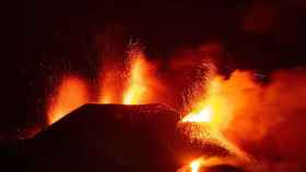 Actividad eruptiva del volcán Cumbre Vieja, en la isla canaria de La Palma, este viernes por la noche.
