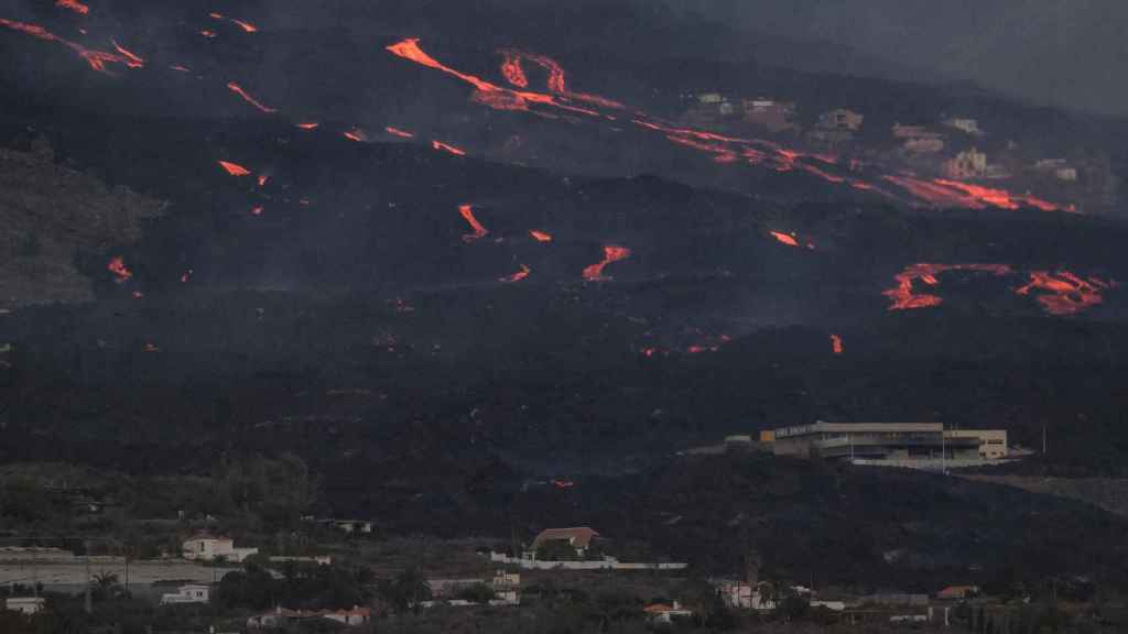 Vista del volcán y la colada desde el municipio de Tazacorte, en la isla de La Palma, este viernes.