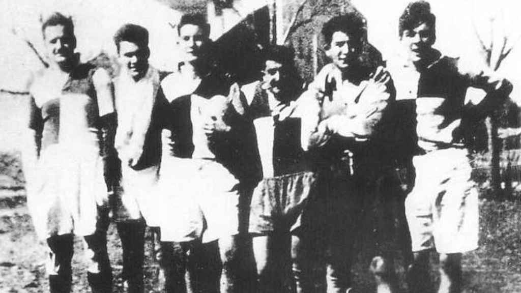 Ernesto Guevara (primero desde la derecha) con miembros del equipo de rugby Yporá Rugby Club en 1947.