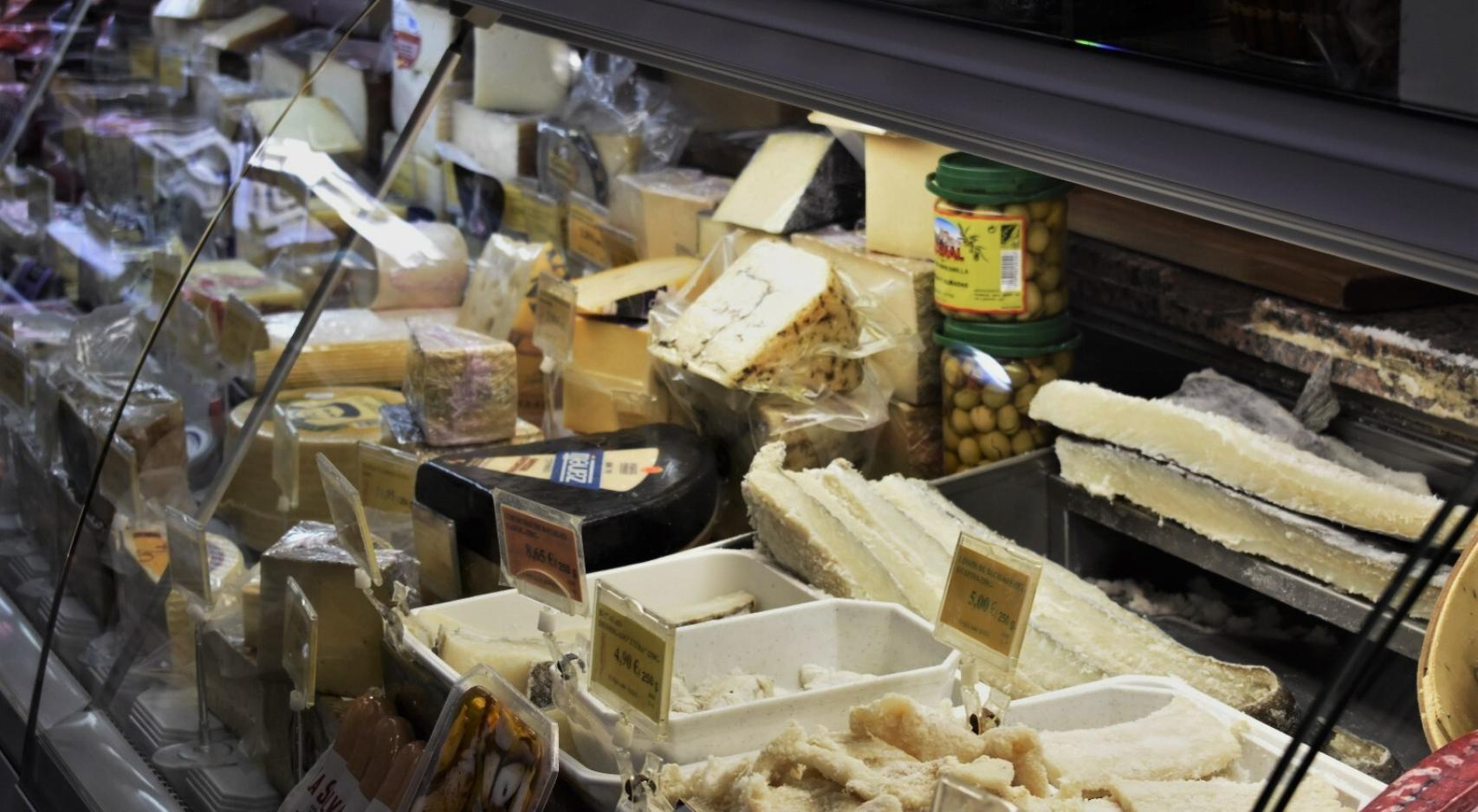 Los quesos y el bacalao, dos de sus productos estrella.