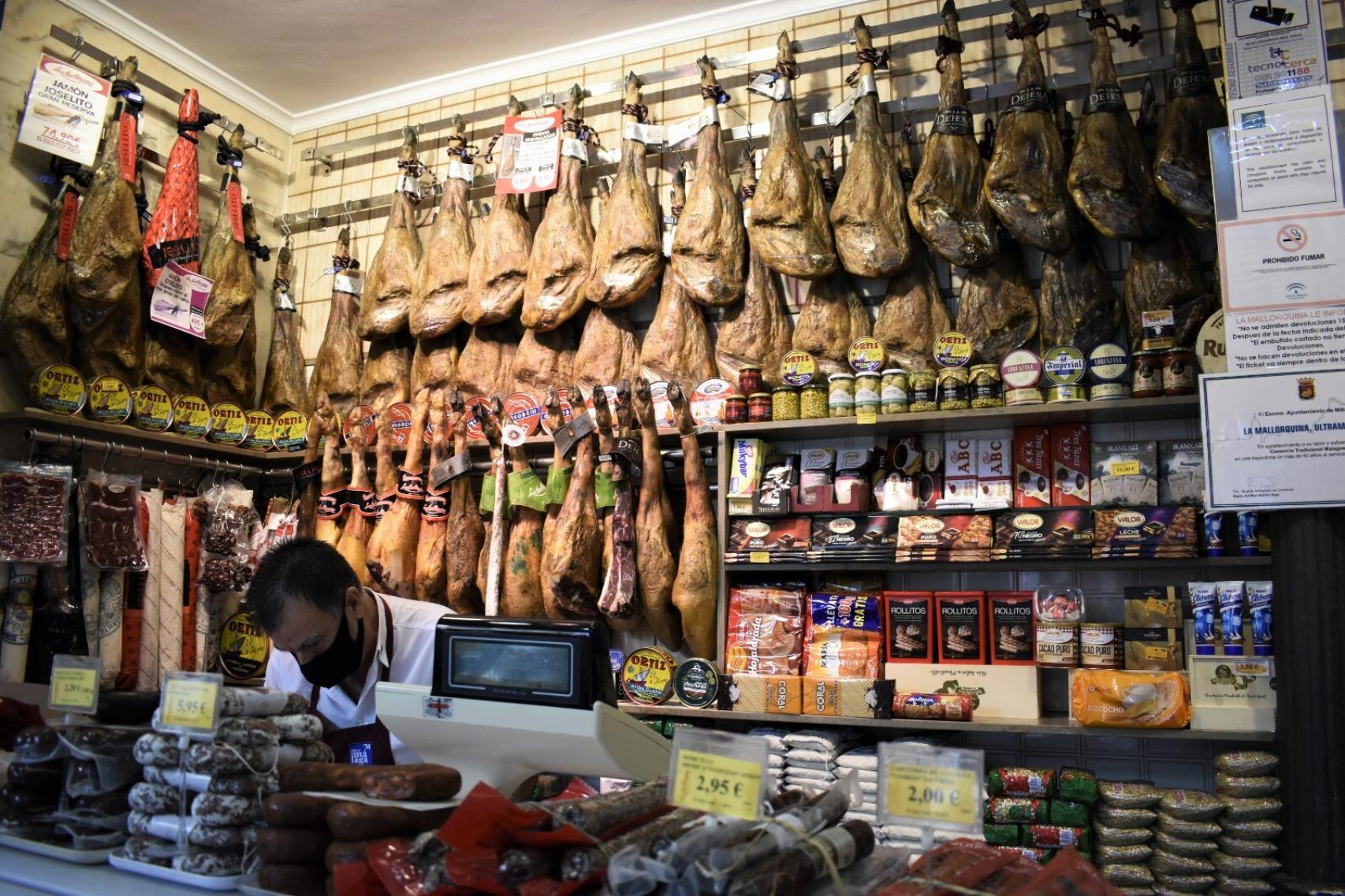 La tienda está llena de jamones.
