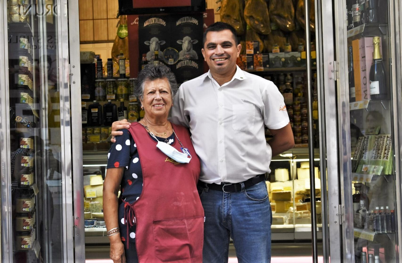 El dueño y su madre sonríen a cámara.