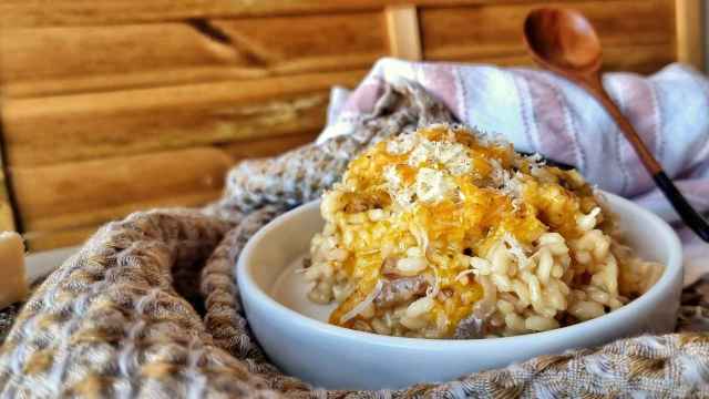 Risotto alla carbonara, la mítica salsa de pasta llevada a un arroz cremoso