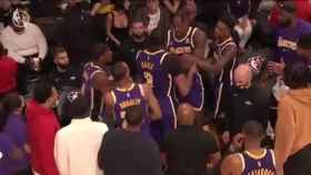 Anthony Davis y Dwight Howard se enfrentan en pleno partido de Los Angeles Lakers