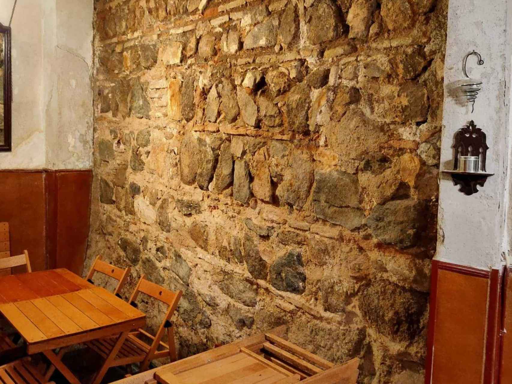 El muro milenario que ha aparecido en el bar Jacaranda de Toledo.