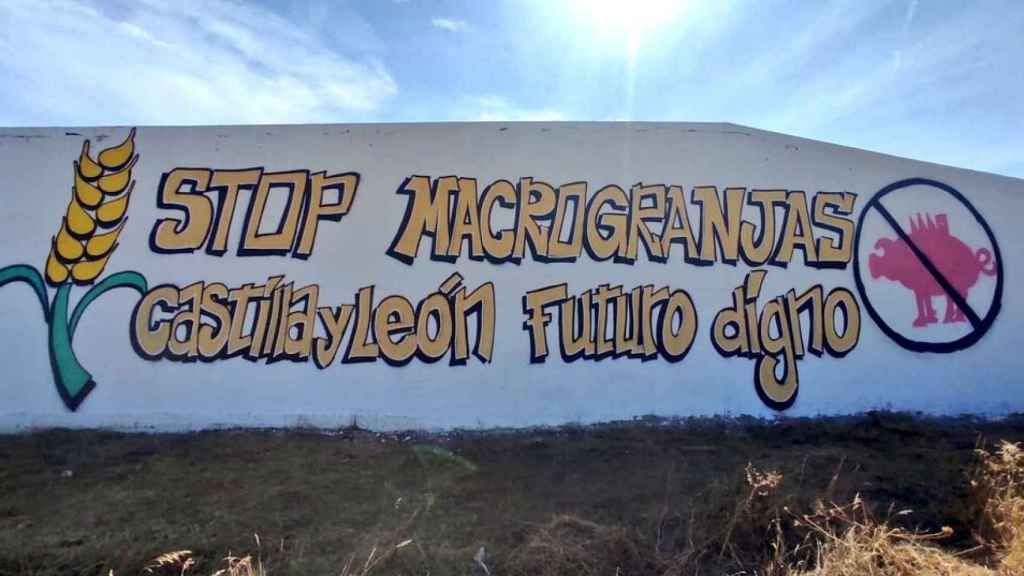 Mural gigante en Palencia que reza ‘Stop Macrogranjas en Castilla y León, Futuro Digno