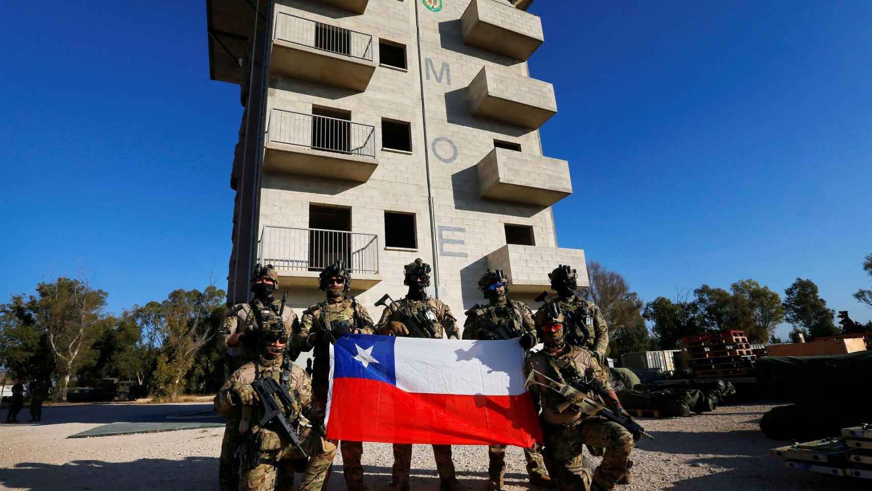El operativo chileno posa con su bandera.