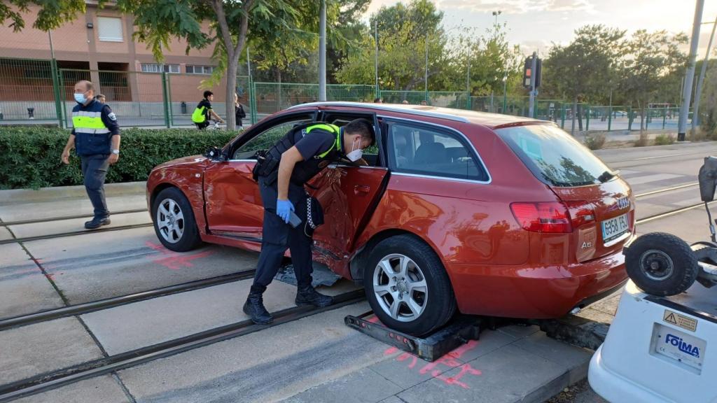 Los bomberos han tenido que hacer maniobras para sacar el vehículo accidentado de la vía.