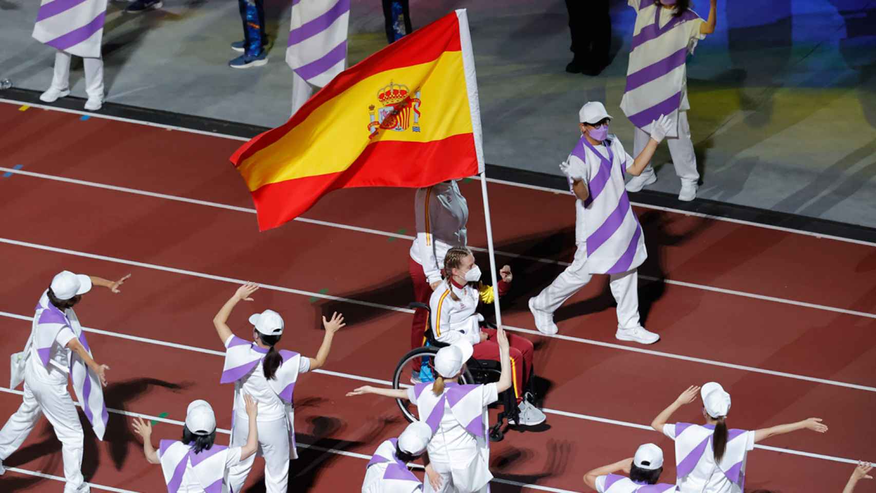 Marta Fernández, portando la bandera de España como abanderada