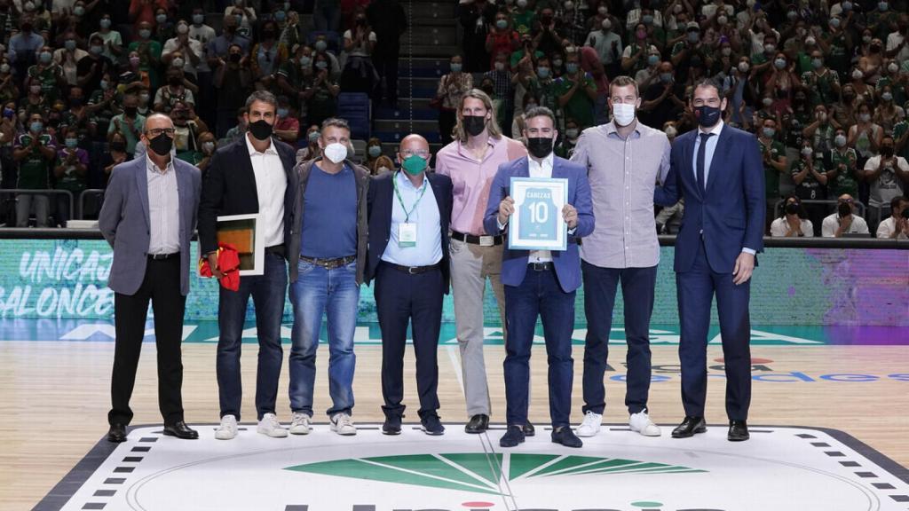 Homenaje a Carlos Cabezas en el descanso del partido.