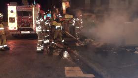 Los Bomberos del Ayuntamiento de Valladolid en una imagen de archivo de un incendio de un contenedor del pasado año.