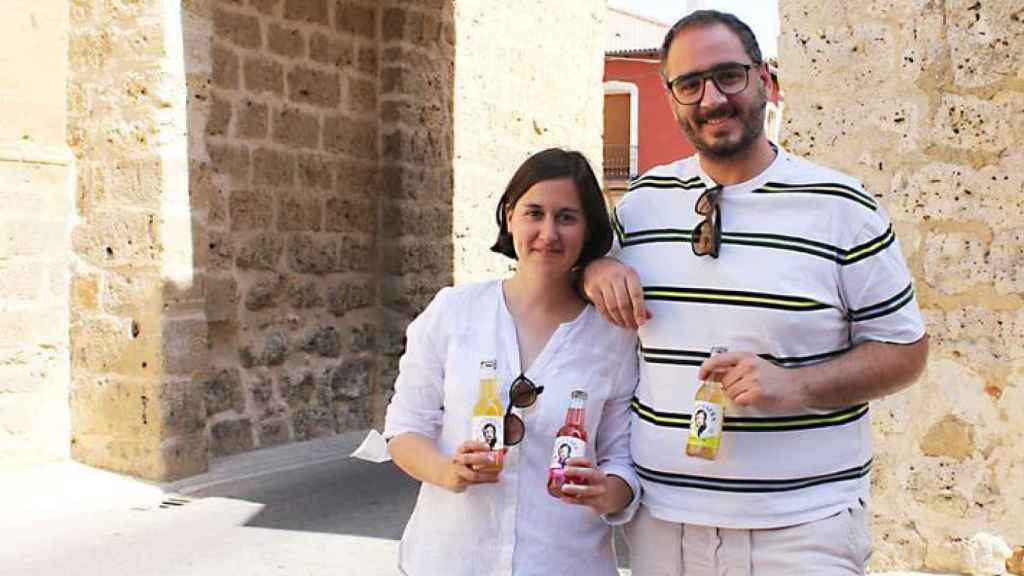 Lucía Miguel y Carlos Cebrián con varias botellas de su kombucha 'Kampanera'