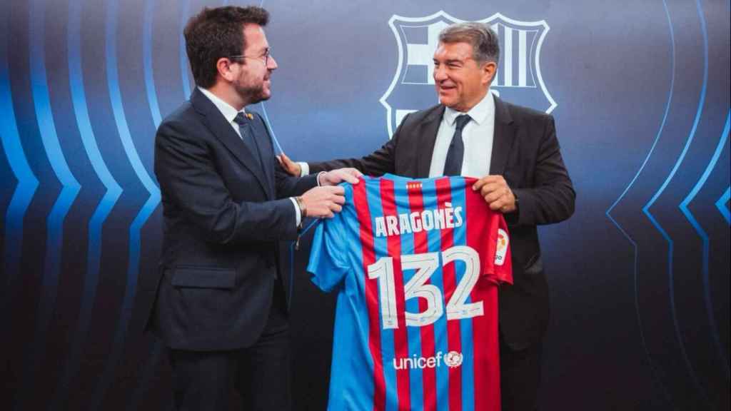 Pere Aragonés recibe una camiseta del Barça de manos de Joan Laporta
