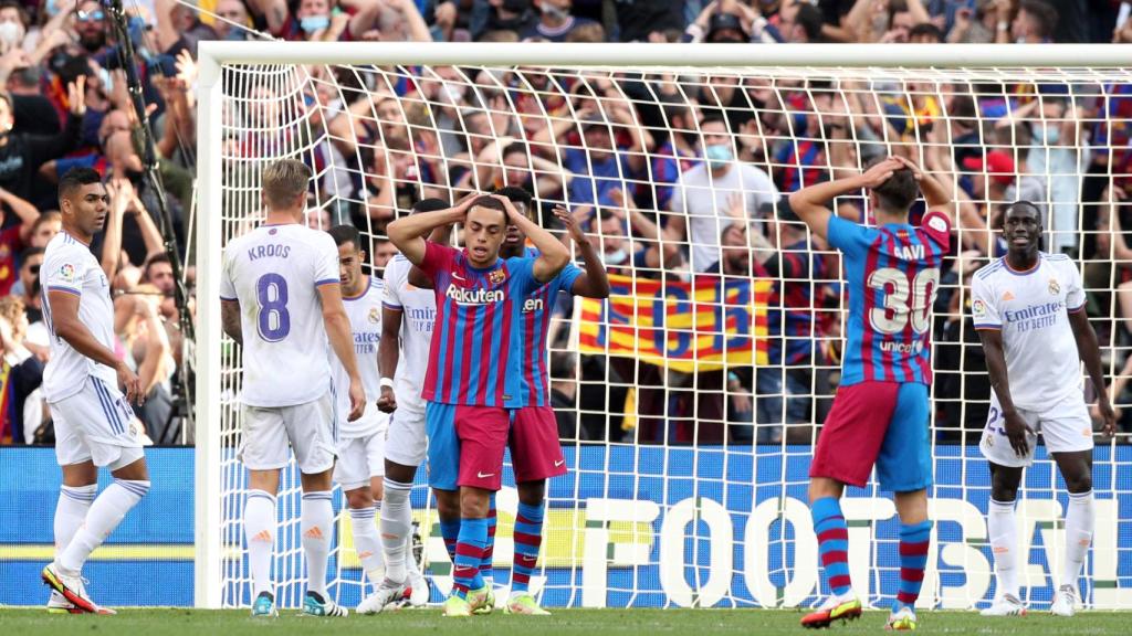 Los jugadores del FC Barcelona se lamentan tras el fallo de Sergino Dest