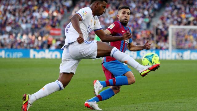 Rodrygo controla el balón presionado por Jordi Alba