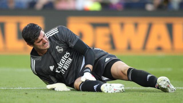 Thibaut Courtois se duele de la rodilla tumbado en el césped