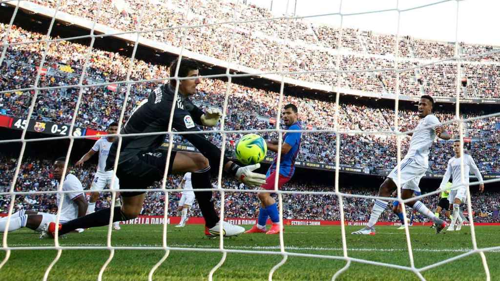 Sergio 'Kun' Agüero marca desde dentro del área del Real Madrid el único gol del FC Barcelona en El Clásico
