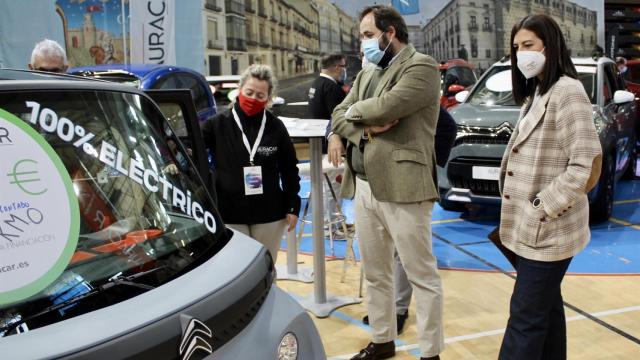 El responsable del Grupo Popular en las Cortes, Paco Núñez, durante su visita al XIV Salón del Automóvil de Guadalajara