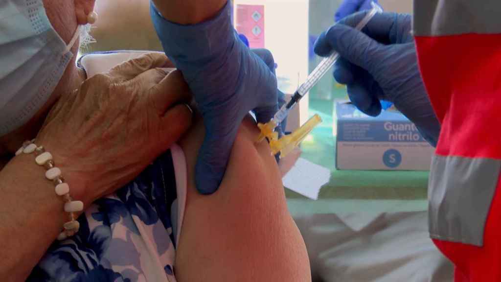 Una persona mayor recibe la tercera dosis de la vacuna contra la Covid.