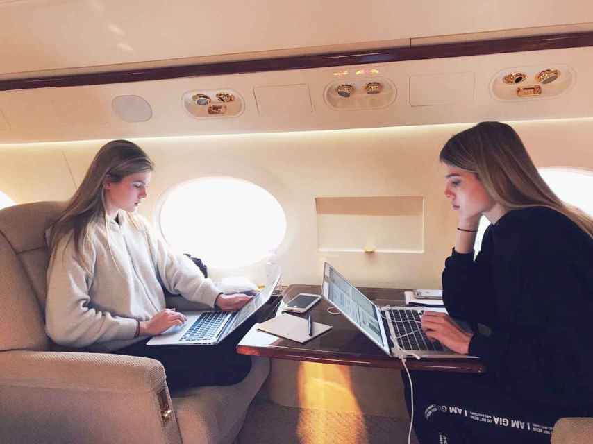 Las gemelas Victoria y Cristina Iglesias utilizan el jet privado para moverse por EEUU.