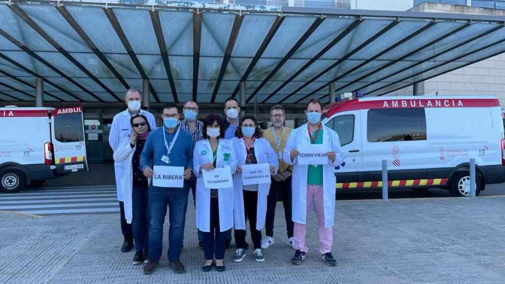 Apoyo de varios compañeros del Hospital de Alzira a los de Torrevieja.