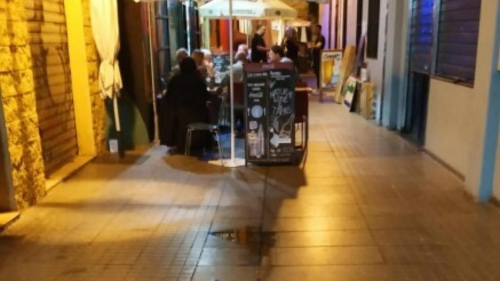 Mesas y sillas ocupan uno de los accesos a la Plaza de la Cofradías.