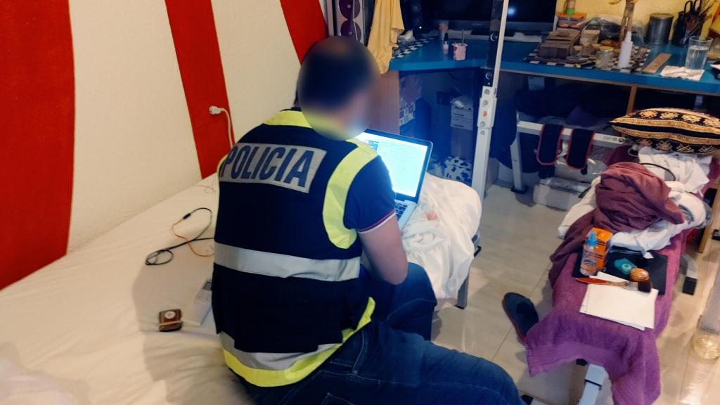 Instante del registro en el domicilio del detenido en San Juan.