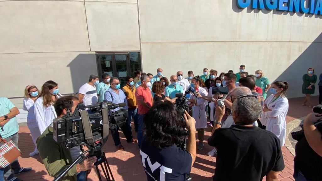 Protesta de los médicos de Urgencias en la puerta del Hospital de Torrevieja.