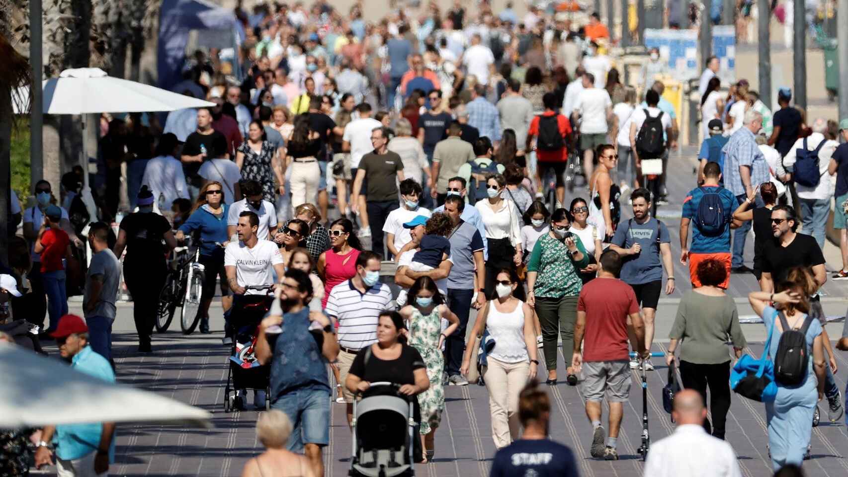 Paseo en Valencia atestado de gente, el pasado puente del Pilar.