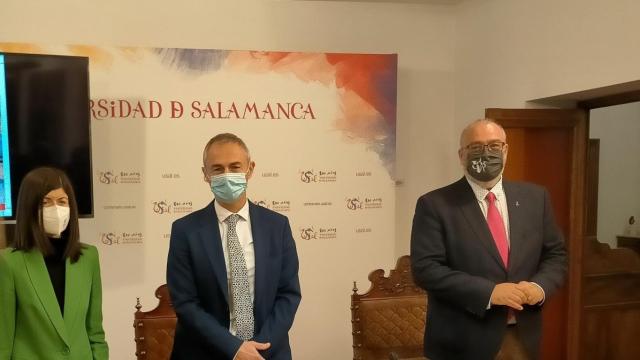 Ricardo Rivero, en el centro de la imagen, durante la rueda de prensa celebrada hoy en el Rectorado