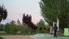 Una persona viaja en patinete por Salamanca